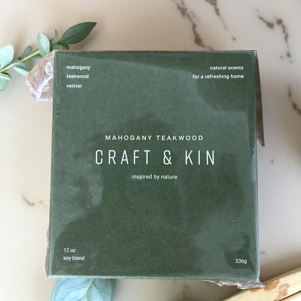 Mahogany Teakwood Craft &‎ Kin Candle 12 oz Soy Blend Double Wick Natural Scents